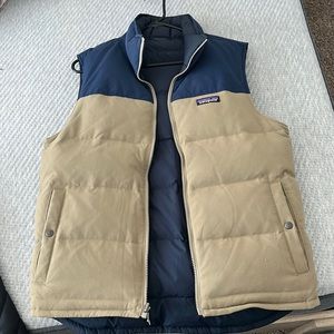 Patagonia size medium, insulated vest. It is reversible.